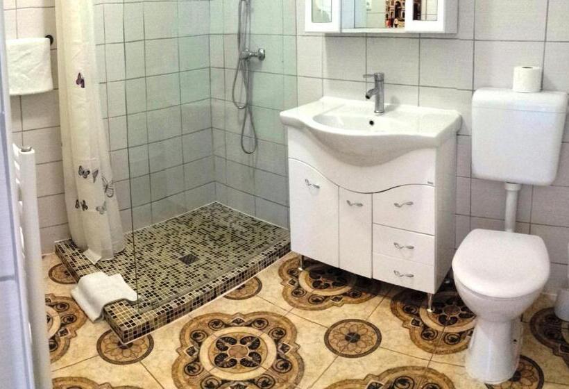 غرفة قياسية ثلاثية, Garden House