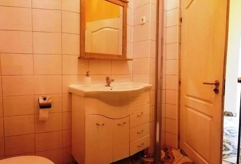 اتاق استاندارد با سرویس بهداشتی مشترک, Garden House