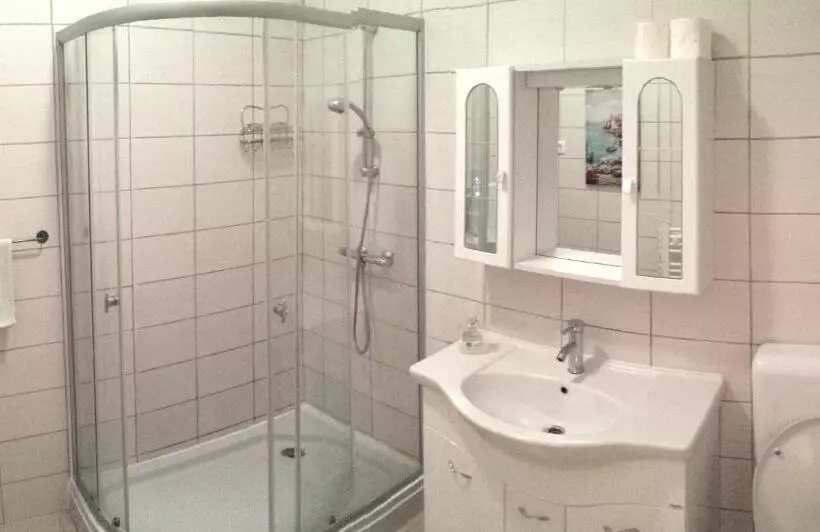 اتاق استاندارد با سرویس بهداشتی مشترک, Garden House
