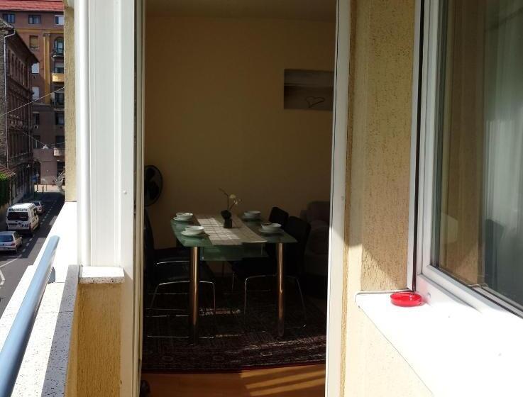 带1个卧室的带阳台的公寓, Garden House