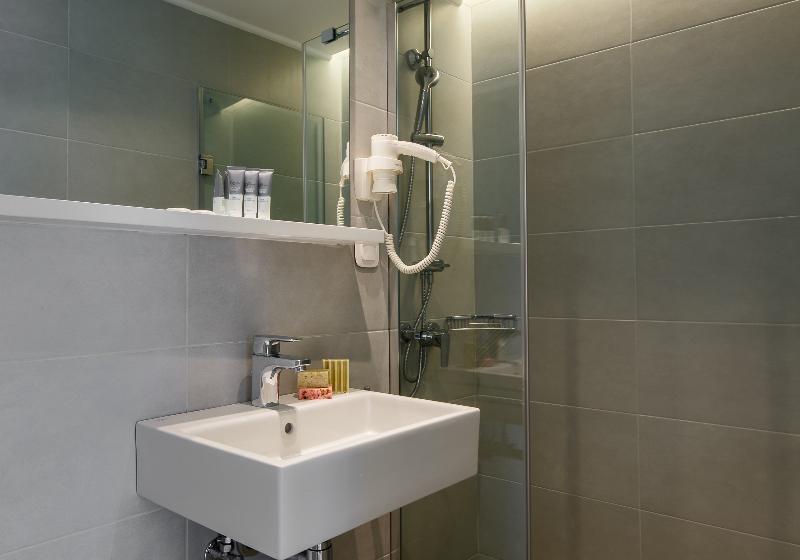 חדר סטנדרט לשלושה, Marialena