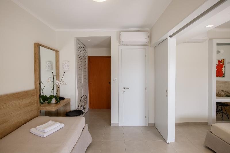 חדר סטנדרט לשלושה, Marialena