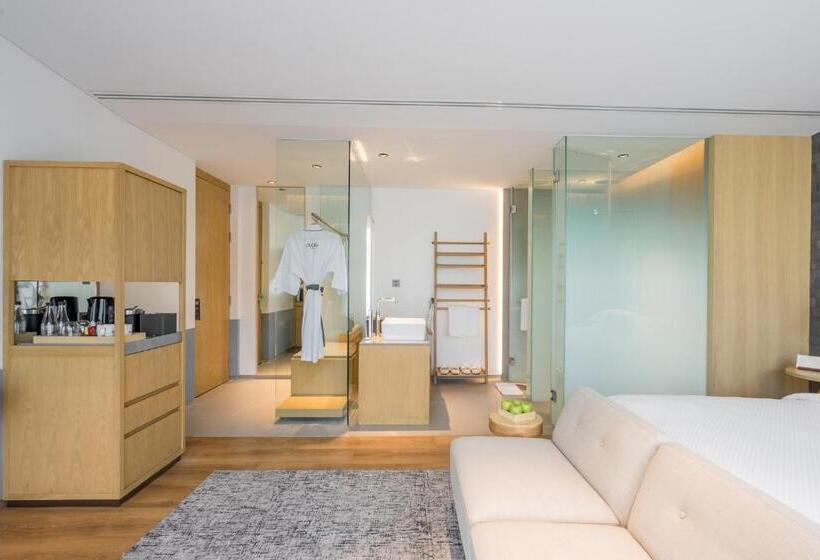 Deluxe Room King Size Bed