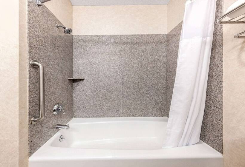 جناح, Baymont By Wyndham Pratt