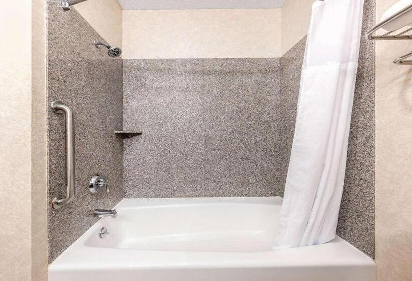 جناح, Baymont By Wyndham Pratt