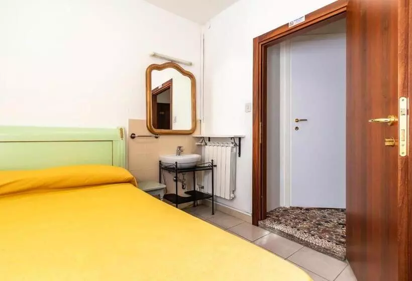 اتاق خانوادگی با چشم‌انداز باغ, Casa Boccassini