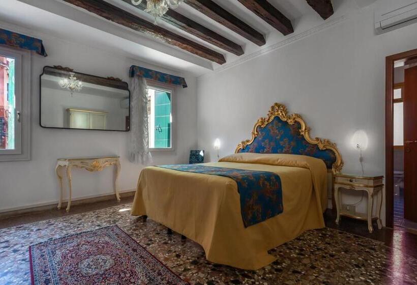 اتاق خانوادگی با چشم‌انداز باغ, Casa Boccassini