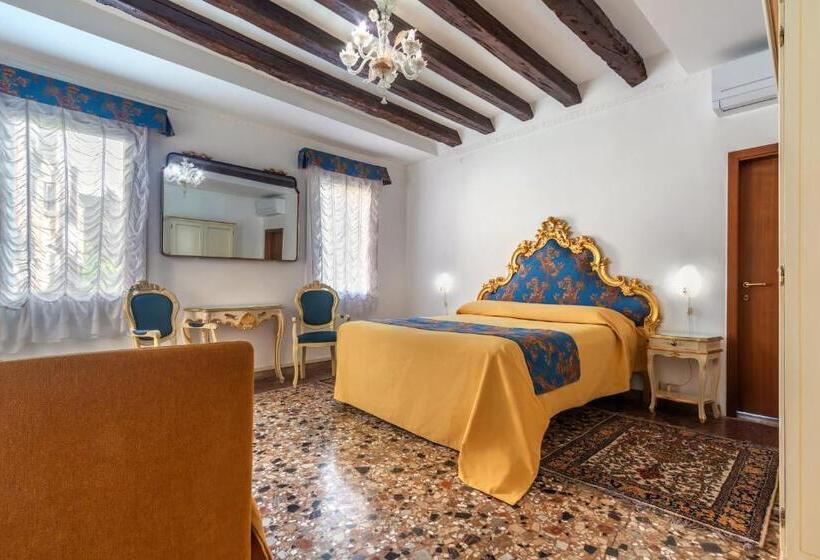 اتاق خانوادگی با چشم‌انداز باغ, Casa Boccassini