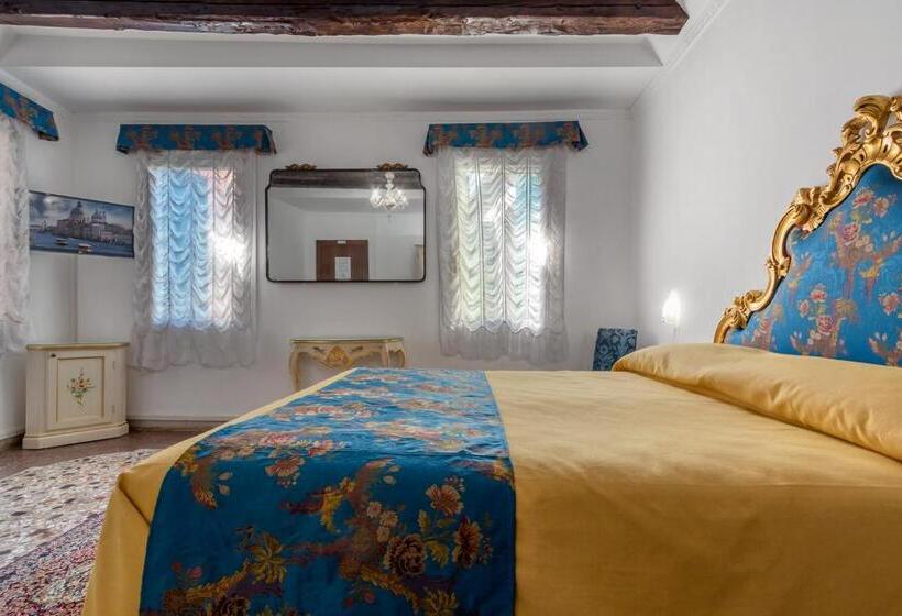 اتاق خانوادگی با چشم‌انداز باغ, Casa Boccassini