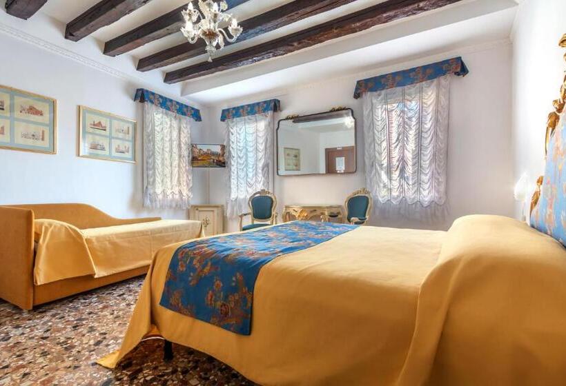 اتاق خانوادگی با چشم‌انداز باغ, Casa Boccassini