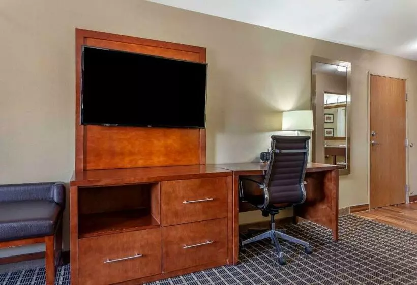 キングサイズベッドのスイートルーム, Comfort Suites Delavan  Lake Geneva Area
