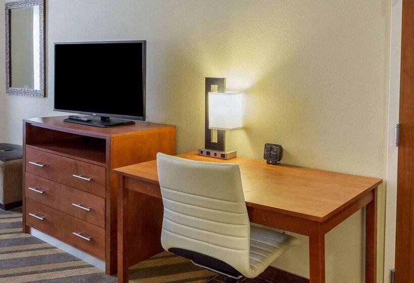 جناح, Comfort Suites Near Tanger Outlet Mall