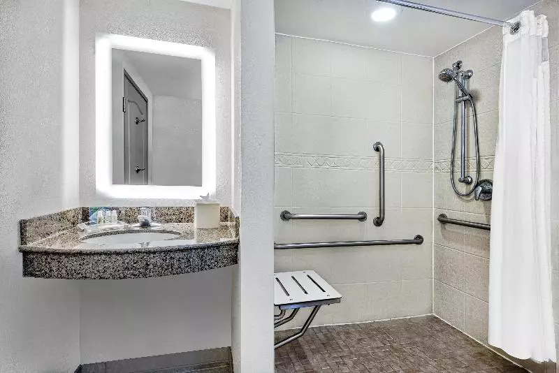 سوئیت برای معلولان, Holiday Inn & Suites College Station Aggieland, An Ihg