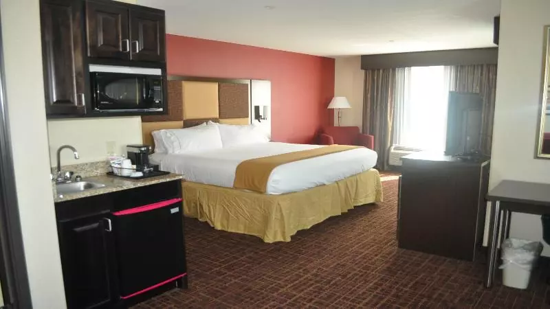 キングサイズベッドのスイートルーム, Holiday Inn Express Greensburg, An Ihg