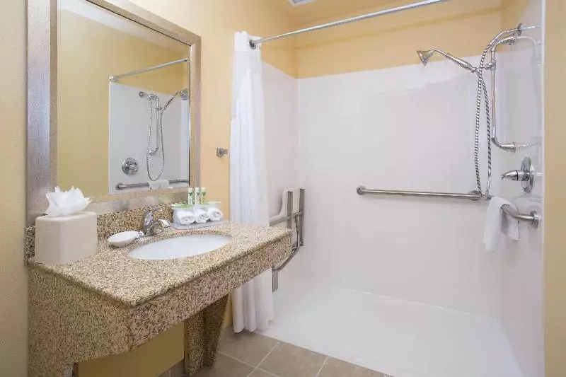 身障者適用スイートルーム, Holiday Inn Express & Suites Denver North   Thornton, An Ihg