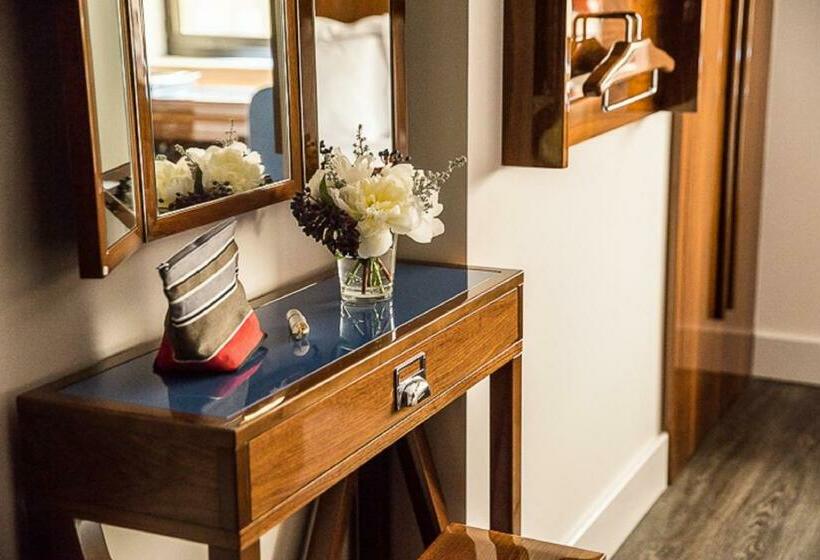 带大床的豪华间, Hugo