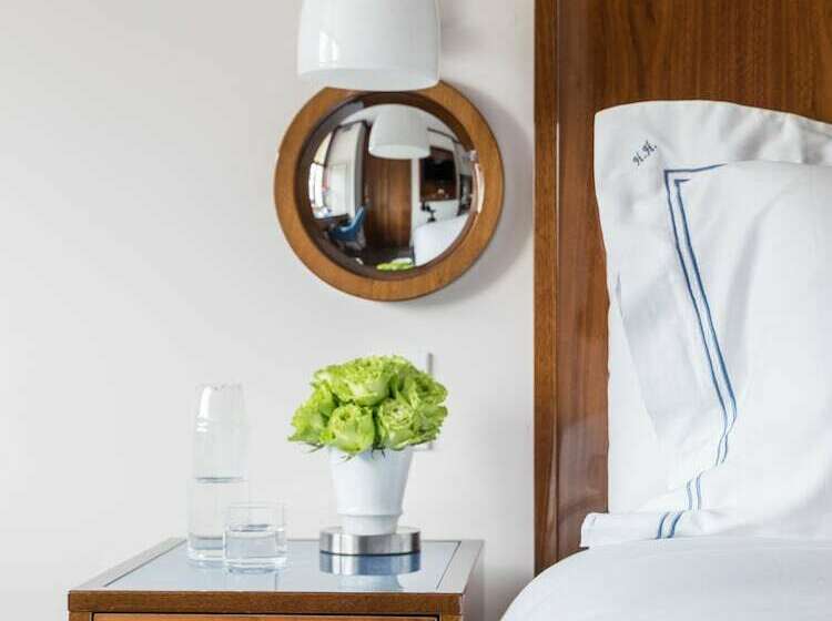 高级大房间, Hugo