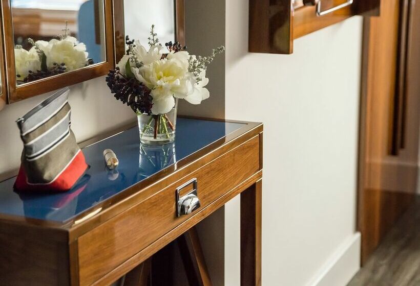 高级大房间, Hugo