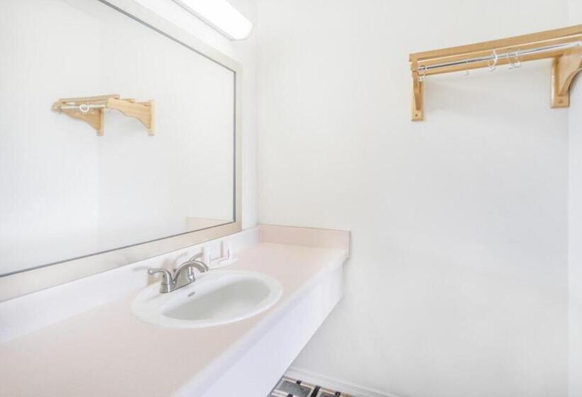 اتاق استاندارد با تخت بزرگ, Knights Inn Chattanooga