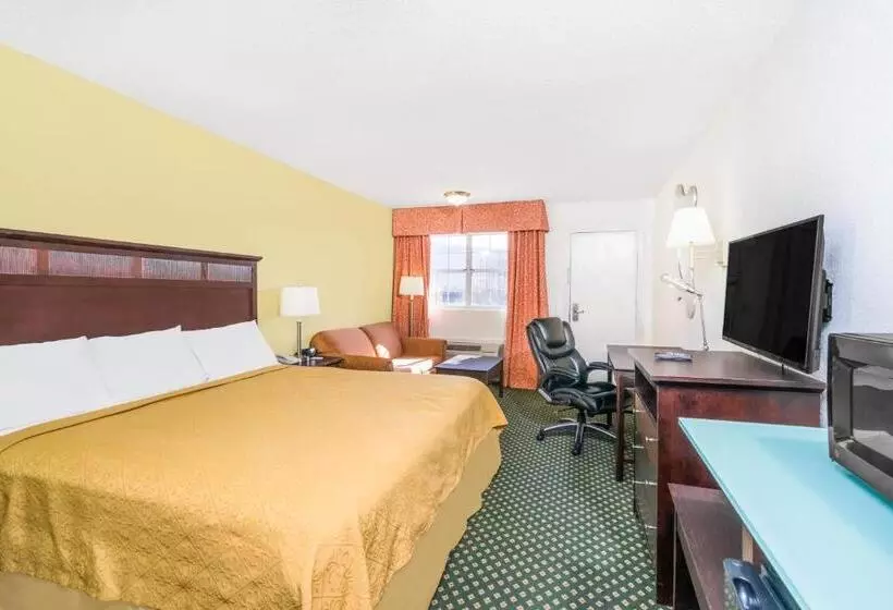 اتاق استاندارد با تخت بزرگ, Knights Inn Chattanooga