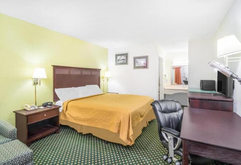 اتاق استاندارد با تخت بزرگ, Knights Inn Chattanooga