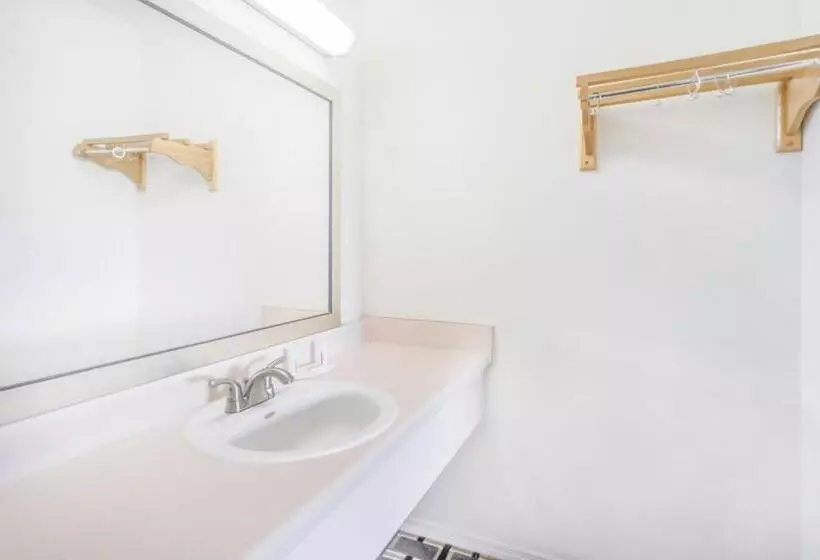 اتاق استاندارد با تخت بزرگ برای معلولان, Knights Inn Chattanooga