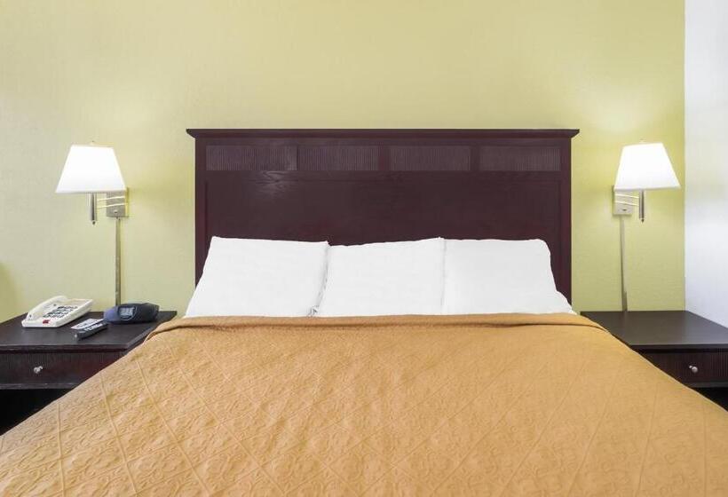 اتاق استاندارد با تخت بزرگ برای معلولان, Knights Inn Chattanooga