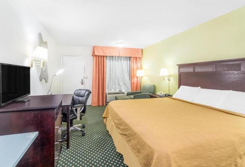 اتاق استاندارد با تخت بزرگ برای معلولان, Knights Inn Chattanooga