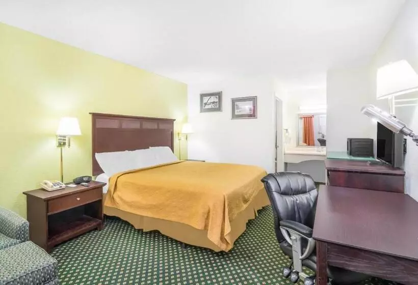 اتاق استاندارد با تخت بزرگ برای معلولان, Knights Inn Chattanooga