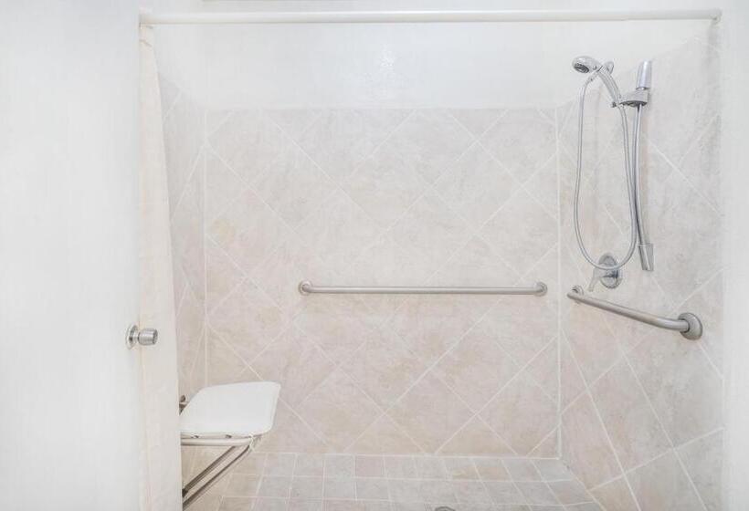 اتاق استاندارد با تخت بزرگ, Knights Inn Chattanooga