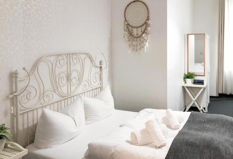 اتاق استاندارد با سرویس بهداشتی مشترک, Pension Absolut Berlin