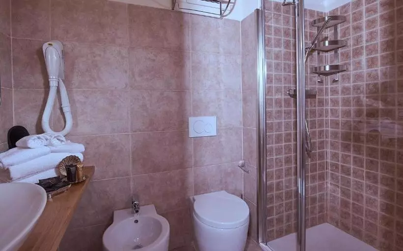 اتاق لوکس با بالکن, Villa Tower Inn