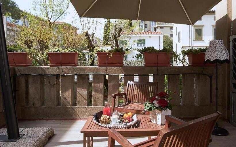 اتاق لوکس با بالکن, Villa Tower Inn