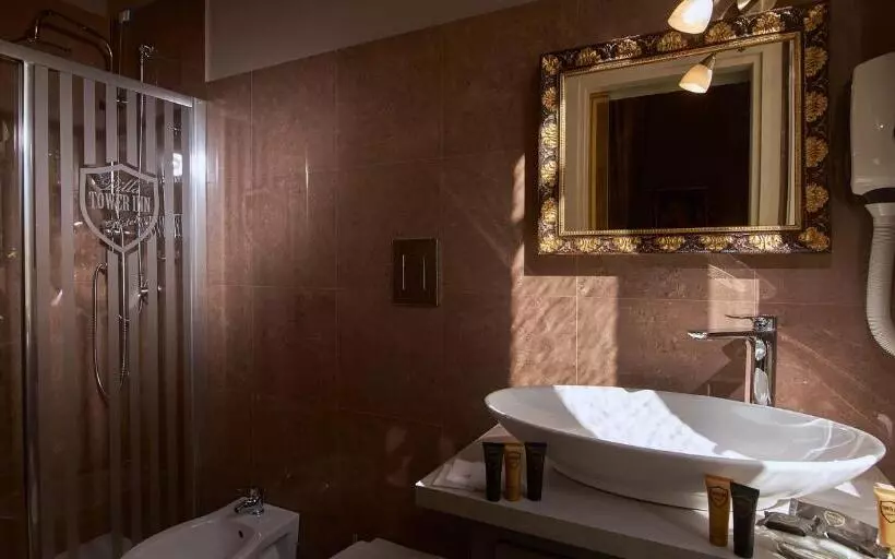 سوییت لوکس, Villa Tower Inn