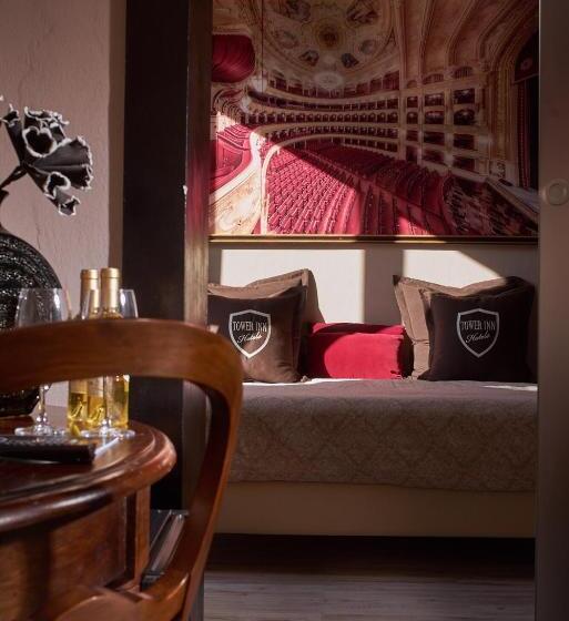 سوییت لوکس, Villa Tower Inn
