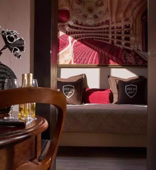سوییت لوکس, Villa Tower Inn