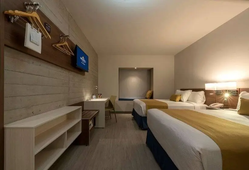 ２ダブルベッドのスタンダードルーム, Microtel Inn & Suites By Wyndham Guadalajara Sur