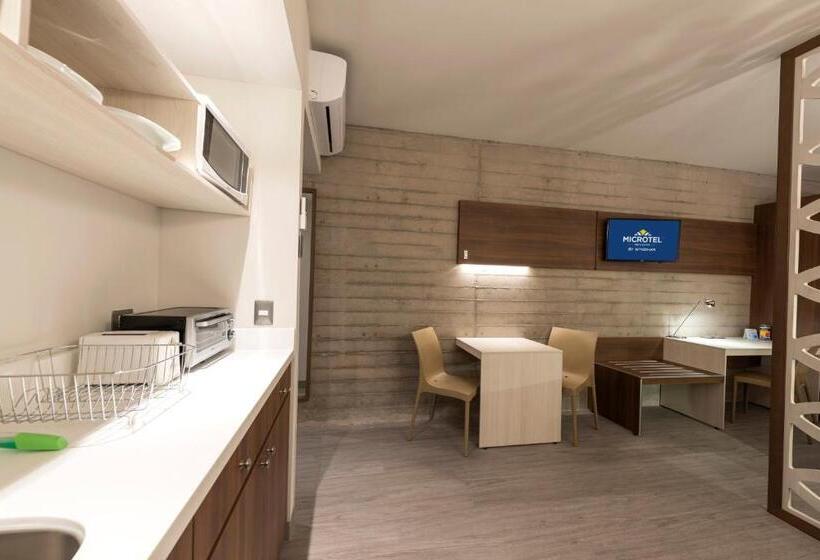 스위트 킹사이즈 침대, Microtel Inn & Suites By Wyndham Guadalajara Sur