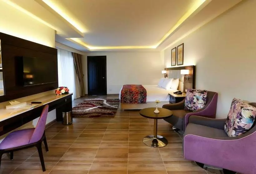 سوییت جونیور با چشم‌انداز استخر, Pickalbatros White Beach Resort  Hurghada