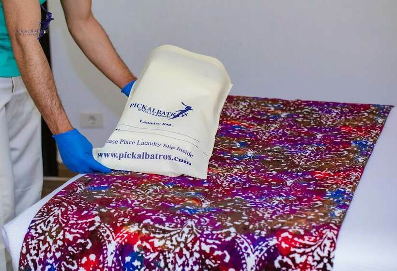 سوییت جونیور با چشم‌انداز استخر, Pickalbatros White Beach Resort  Hurghada