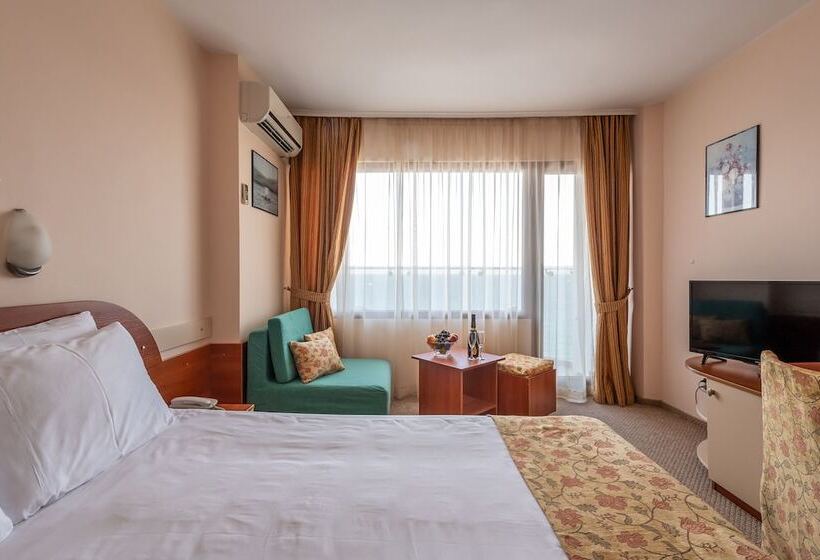 اتاق استاندارد سه نفره با چشم‌انداز کنار دریا, Burgas Beach