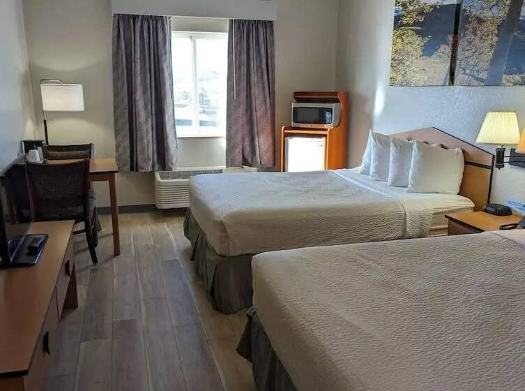 ２ダブルベッドのスタンダードルーム, Days Inn & Suites By Wyndham Castle Rock