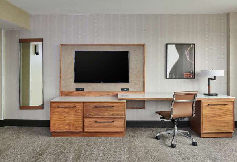 מיטת קינג בסוויטה, Embassy Suites Springfield