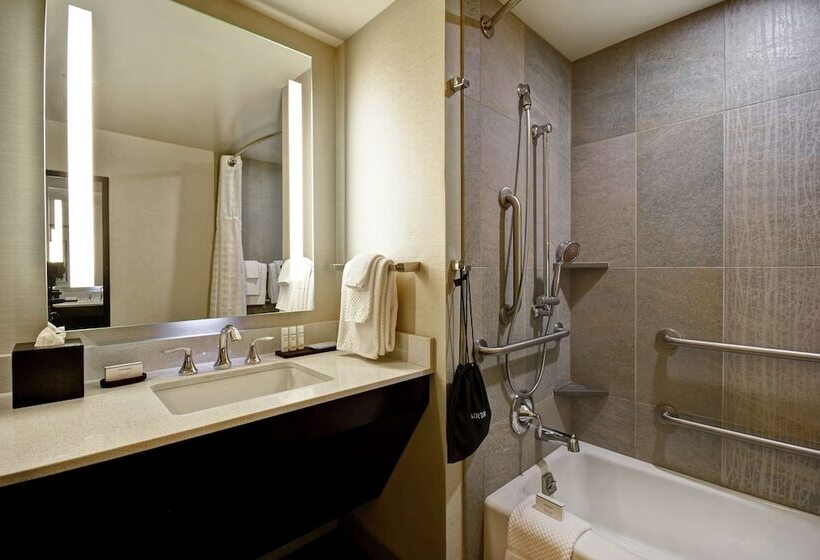 סוויטה מותאמת לאדם עם מוגבלויות, Embassy Suites Springfield