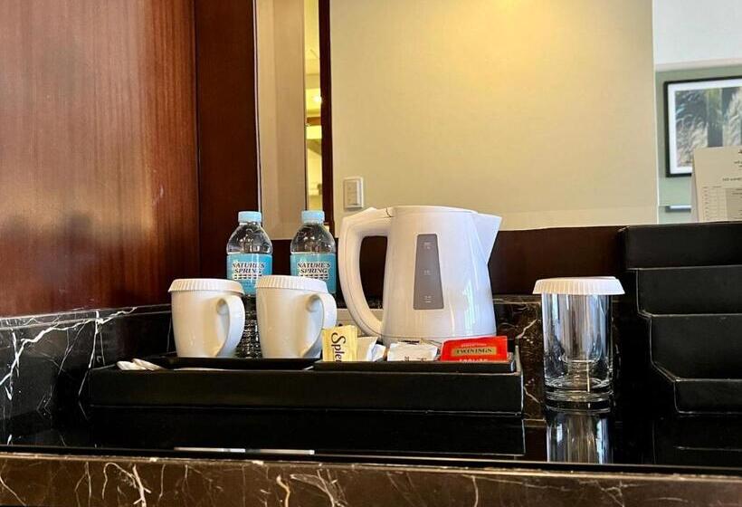 Quarto Estandar Cama King, Holiday Inn & Suites Makati, An Ihg