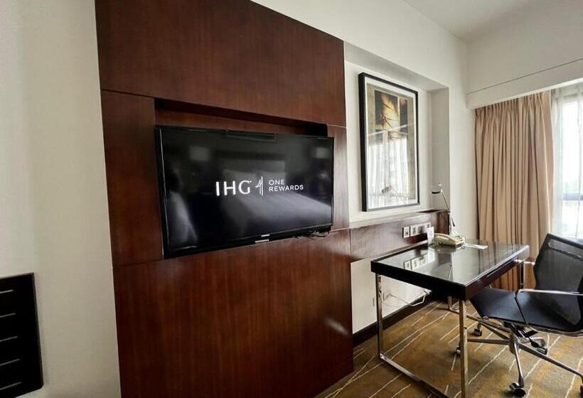 Quarto Estandar Cama King, Holiday Inn & Suites Makati, An Ihg