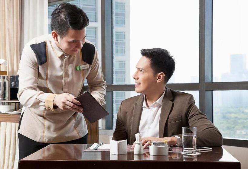 Quarto Estandar Cama King, Holiday Inn & Suites Makati, An Ihg