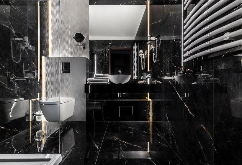 استودیو خانوادگی, Korona Spa & Wellness