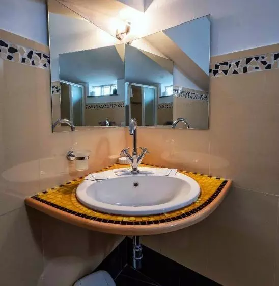 3 Bedroom Apartment Pool View, Casa Rossa