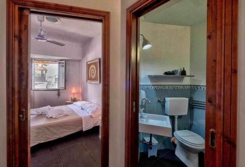 דירת חדר נוף לגינה, Casa Rossa